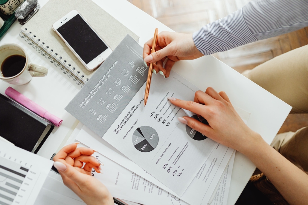 https://www.pexels.com/pl-pl/zdjecie/marketing-rece-finanse-statystyka-7681091/